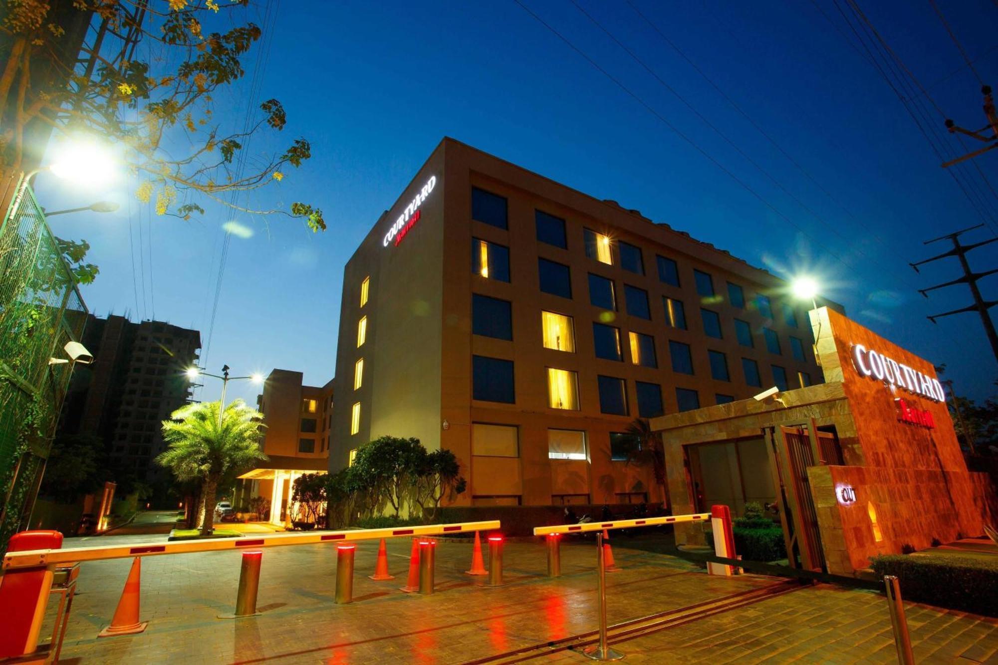 Отель Courtyard By Marriott Agra Агра Экстерьер фото